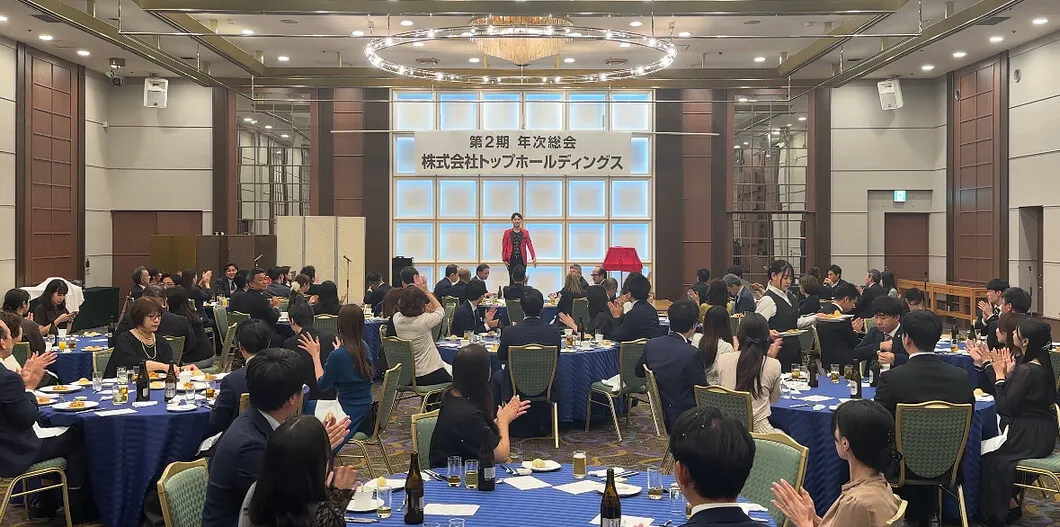 企業イベント会場でステージマジックを披露する出張マジシャンMASA